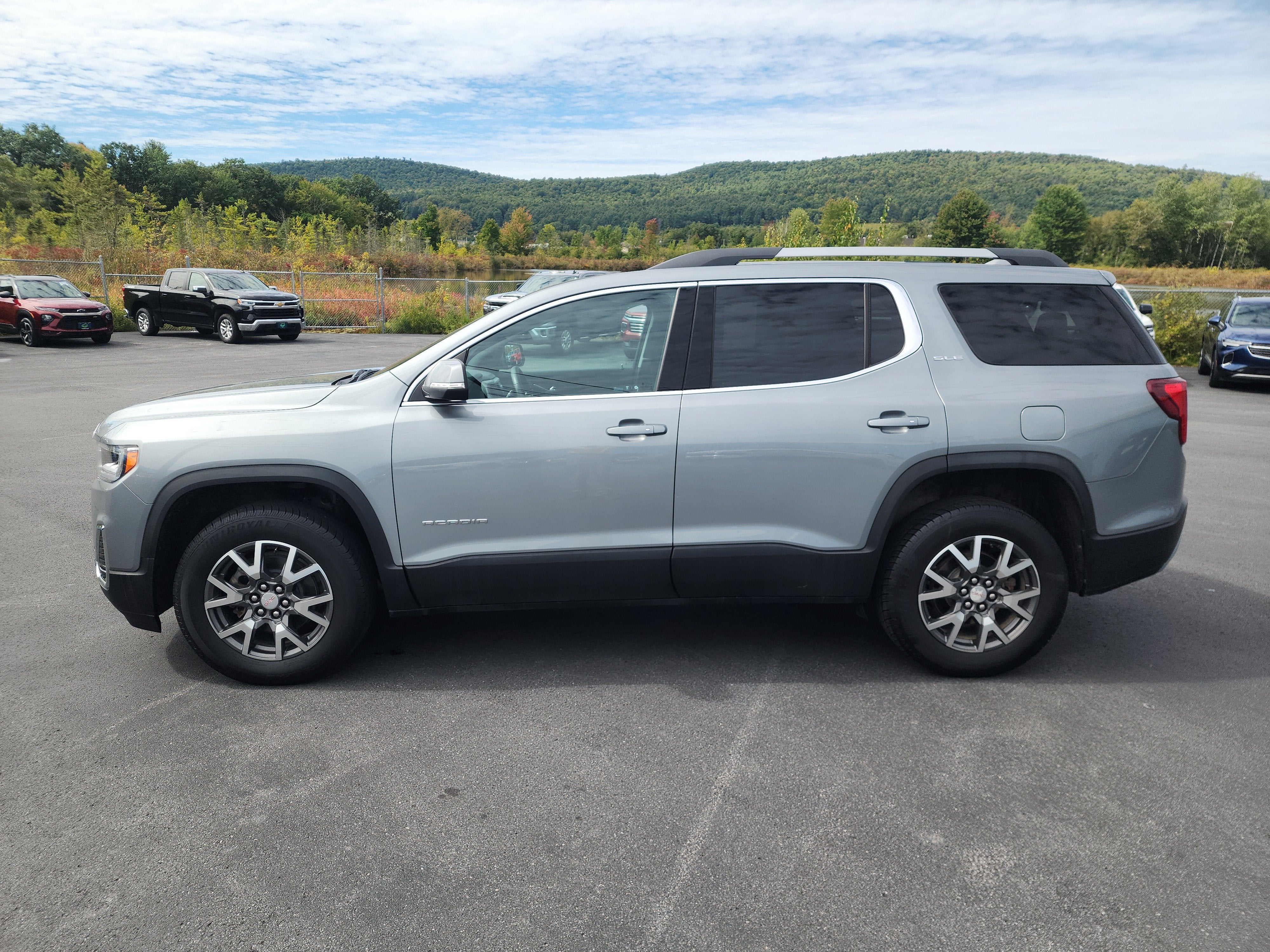 2023 GMC Acadia SLE