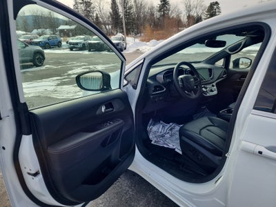 2025 Chrysler Voyager LX