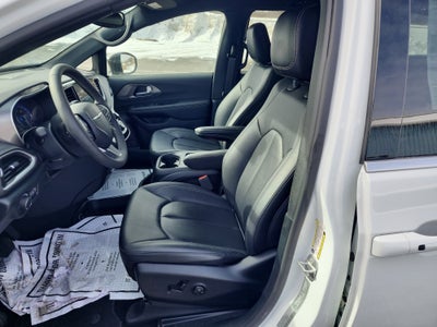 2025 Chrysler Voyager LX