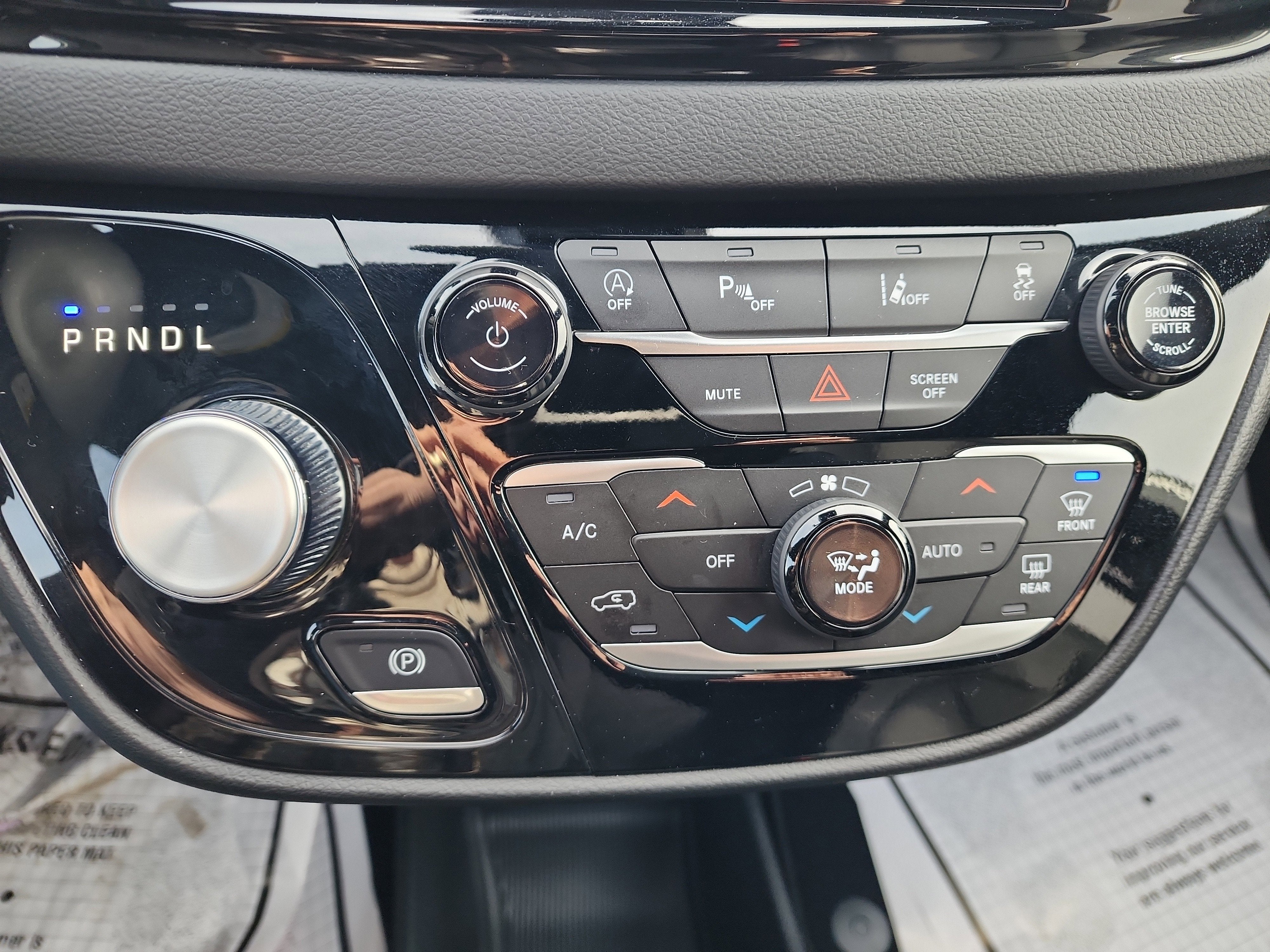 2025 Chrysler Voyager LX